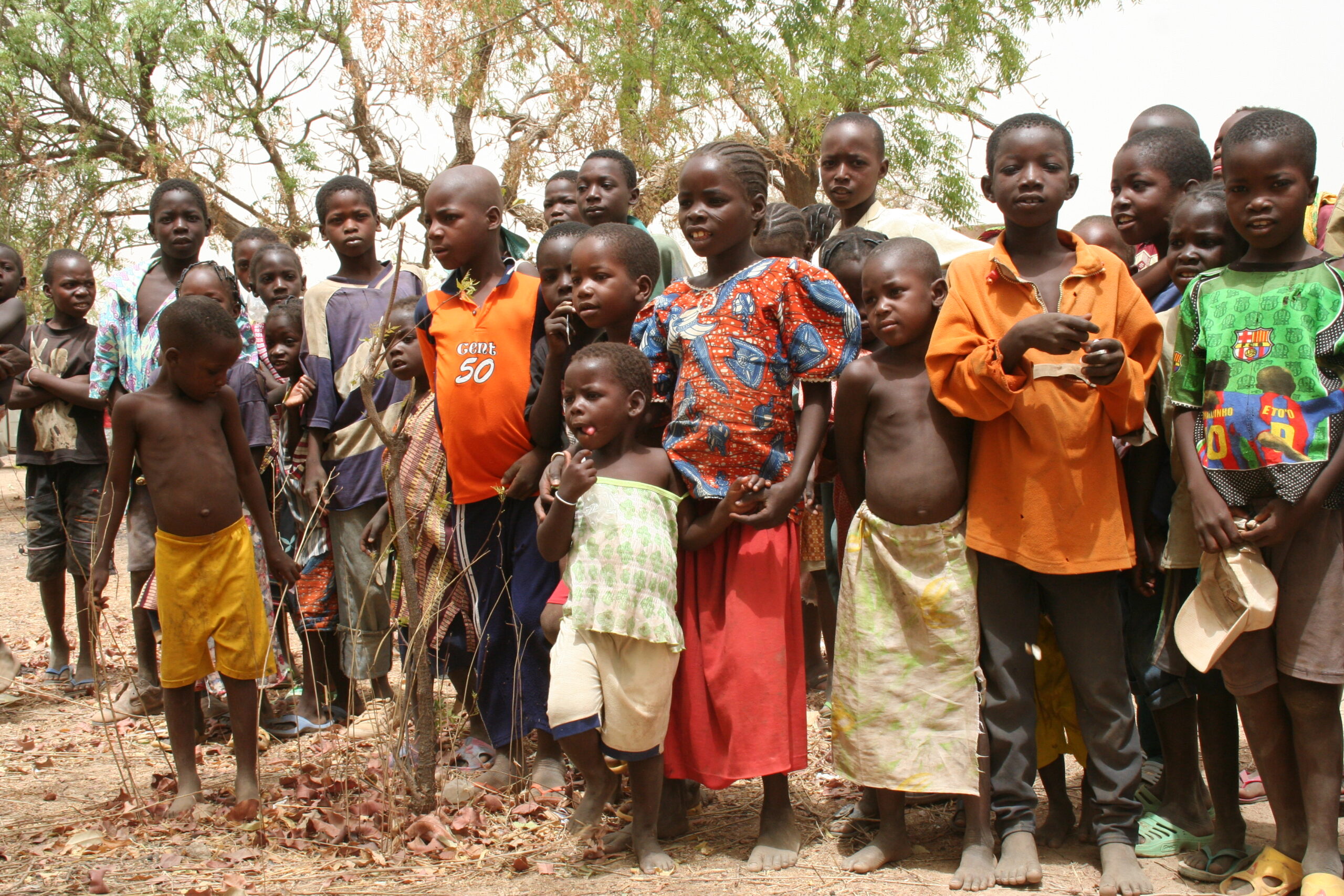 Kinder in Burkina Faso beim Besuch der Plan Stiftergruppe